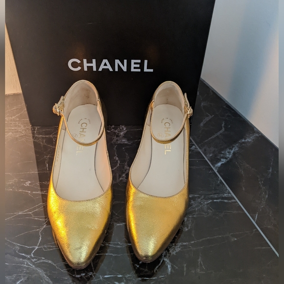 Gold vintage Chanel heels, size 37 1/2 - Picture 3 of 4
